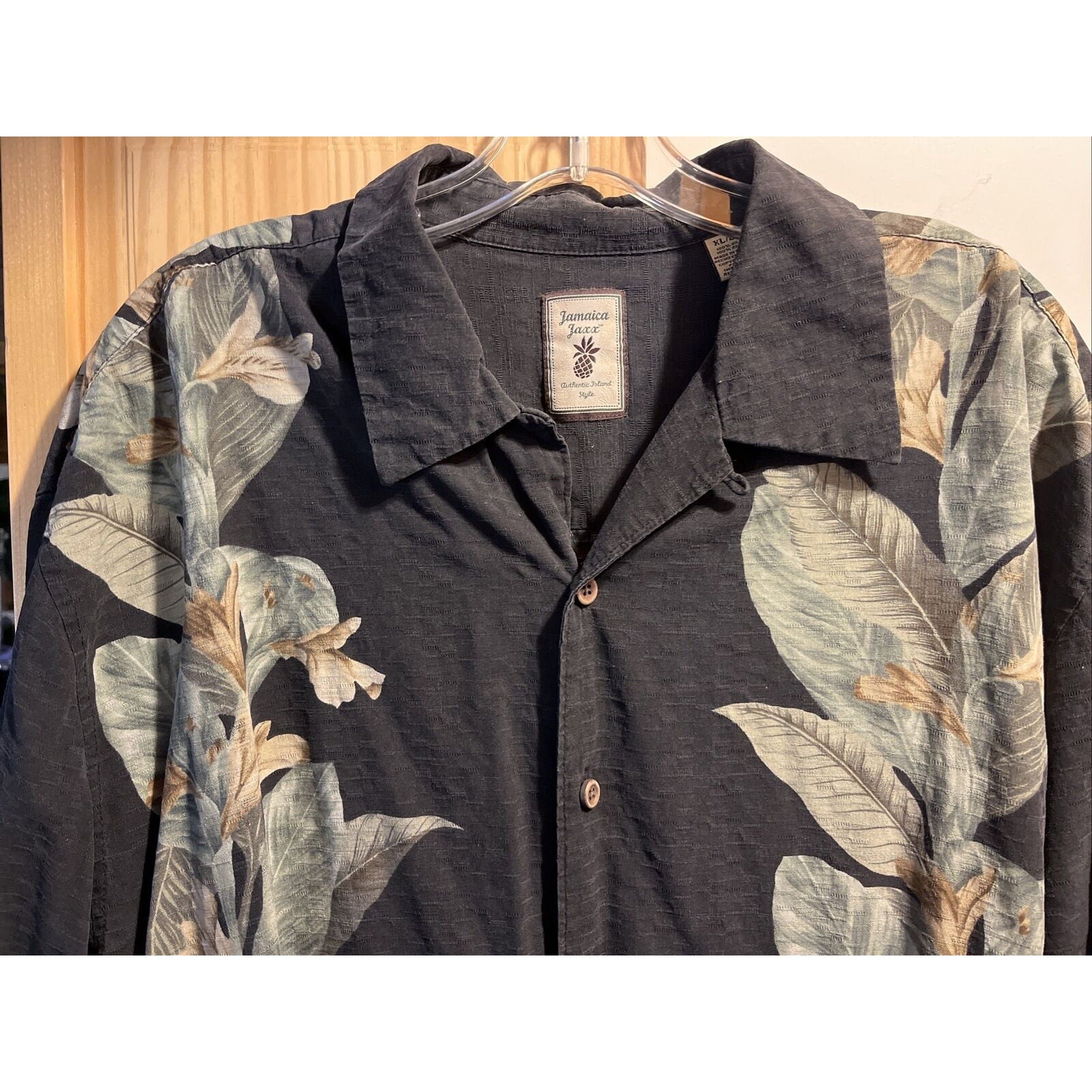 Jamaica Jaxx Men’s XL Black Floral Silk Short Sleeve Button Down Hawaiian Shirt